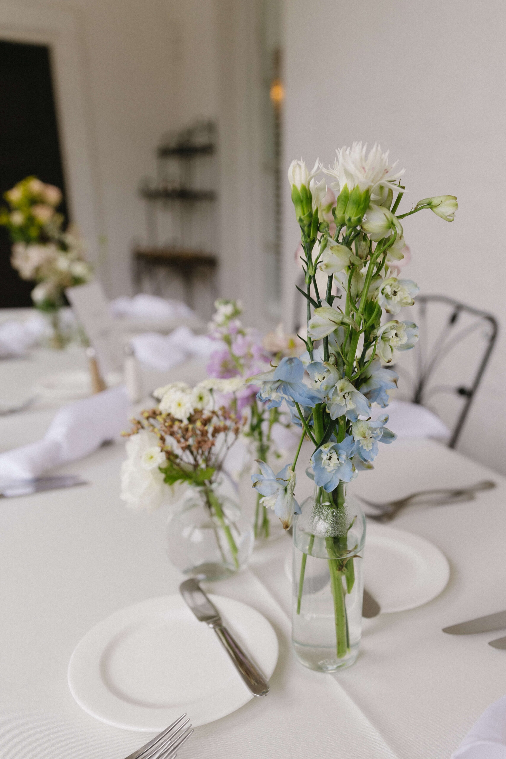 flower arrangement at crane cottage wedding reception